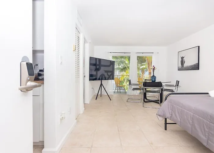 One Bedroom Apartment - With Parking & Balcony - Heart Of Wynwood